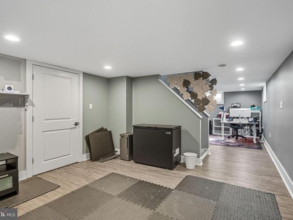909 Glenroy Road, Philadelphia PA 19128