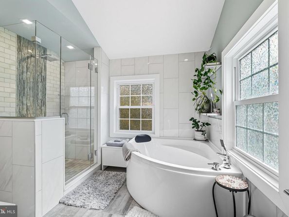 909 Glenroy Road, Philadelphia PA 19128