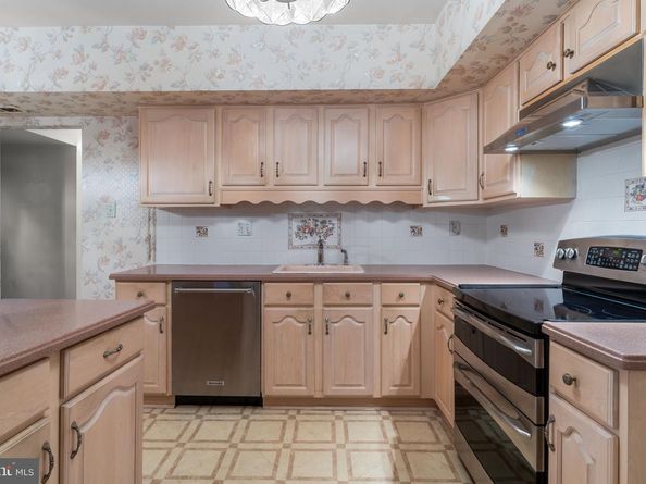60 Signal Hill Road, Holland PA 18966