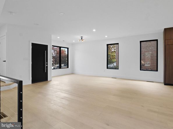 818 N Edgewood Street, Arlington VA 22201