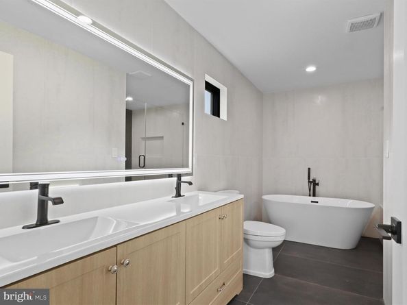 818 N Edgewood Street, Arlington VA 22201