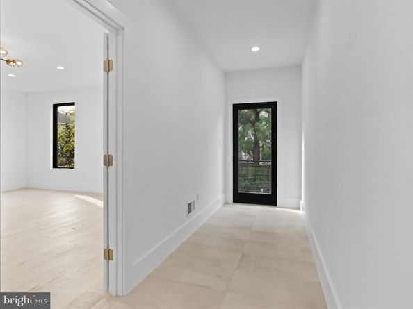 818 N Edgewood Street, Arlington VA 22201