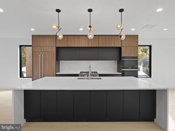 818 N Edgewood Street, Arlington VA 22201