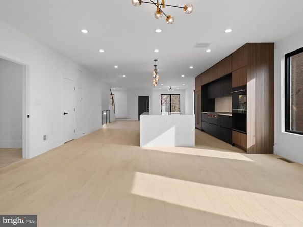 818 N Edgewood Street, Arlington VA 22201