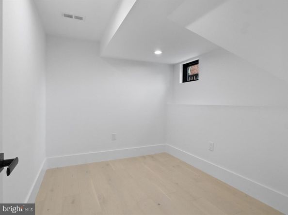 818 N Edgewood Street, Arlington VA 22201