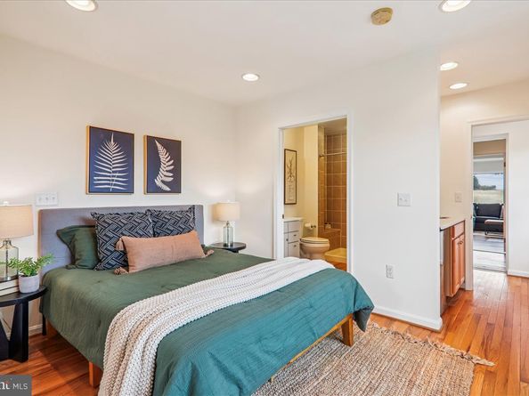 941 N Mckinley Road, Arlington VA 22205