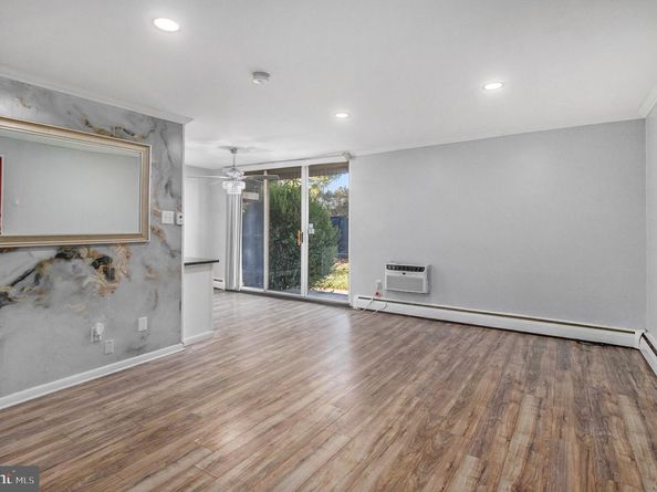 100 E Glenolden Avenue R9, Glenolden PA 19036