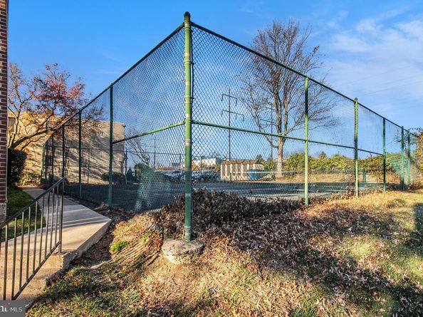 100 E Glenolden Avenue R9, Glenolden PA 19036