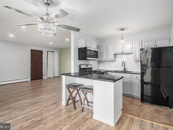 100 E Glenolden Avenue R9, Glenolden PA 19036