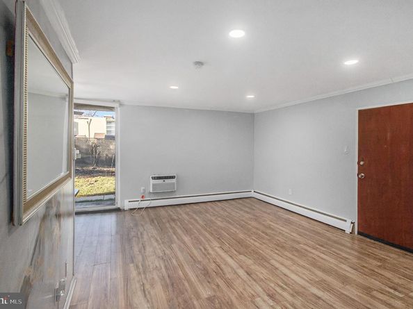 100 E Glenolden Avenue R9, Glenolden PA 19036