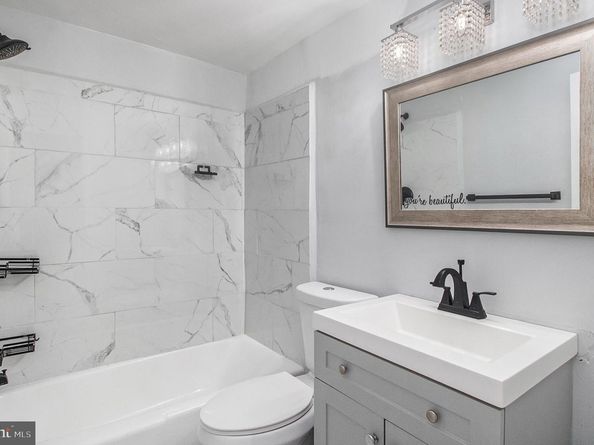 100 E Glenolden Avenue R9, Glenolden PA 19036