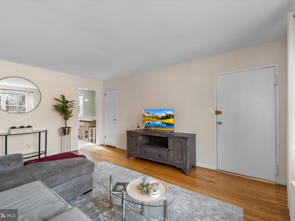 2051 N Woodstock Street 201, Arlington VA 22207