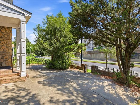2506 S Eads Street, Arlington VA 22202