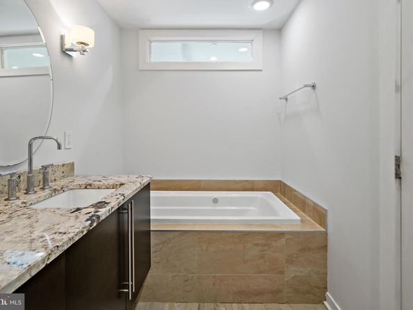 821 N 4TH Street, Philadelphia PA 19123