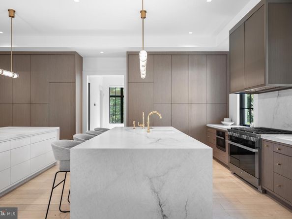 1004 Dogue Hill Lane, Mclean VA 22101