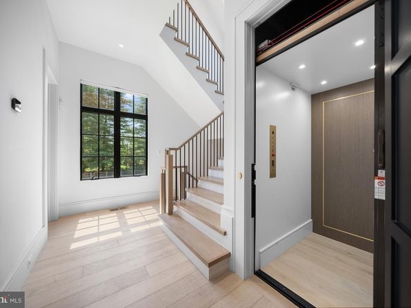1004 Dogue Hill Lane, Mclean VA 22101