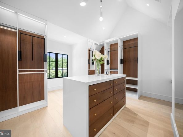 1004 Dogue Hill Lane, Mclean VA 22101