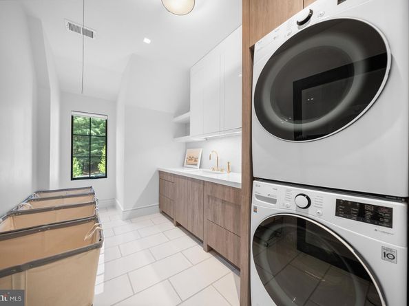 1004 Dogue Hill Lane, Mclean VA 22101