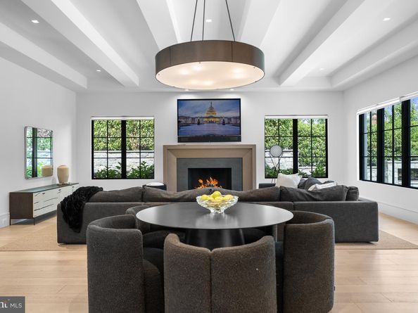1004 Dogue Hill Lane, Mclean VA 22101