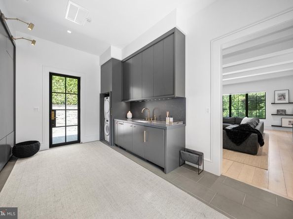 1004 Dogue Hill Lane, Mclean VA 22101