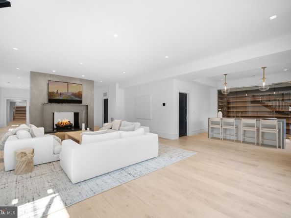 1004 Dogue Hill Lane, Mclean VA 22101