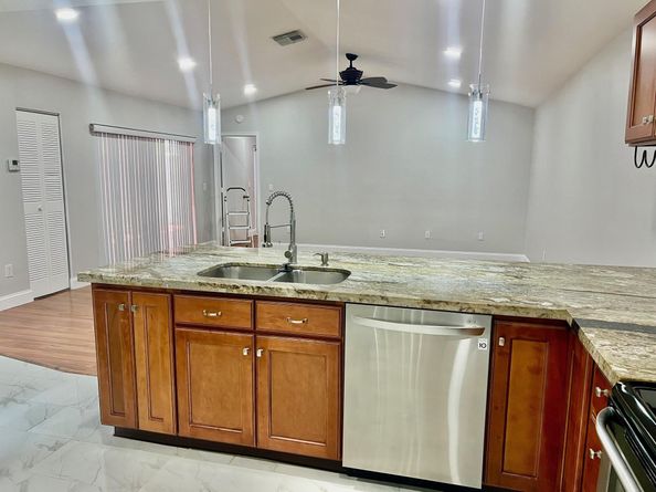 8951 SW 19th St B, Boca Raton FL 33433