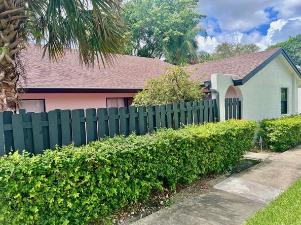 8951 SW 19th St B, Boca Raton FL 33433