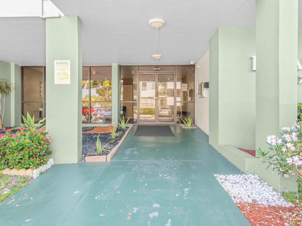 2751 Taft St 208, Hollywood FL 33020