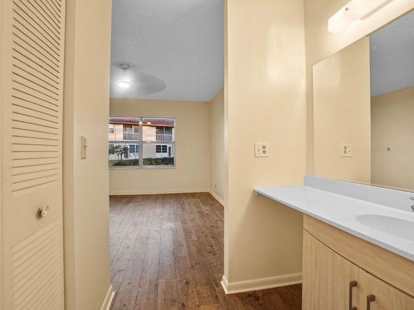 3071 Holiday Springs Blvd 102, Margate FL 33063