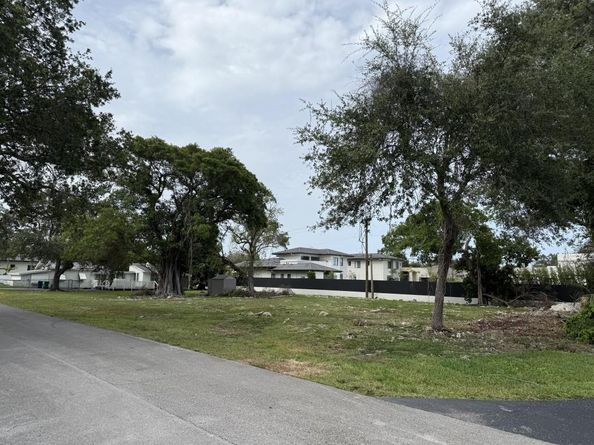 7260 SW 76th St, Miami FL 33143