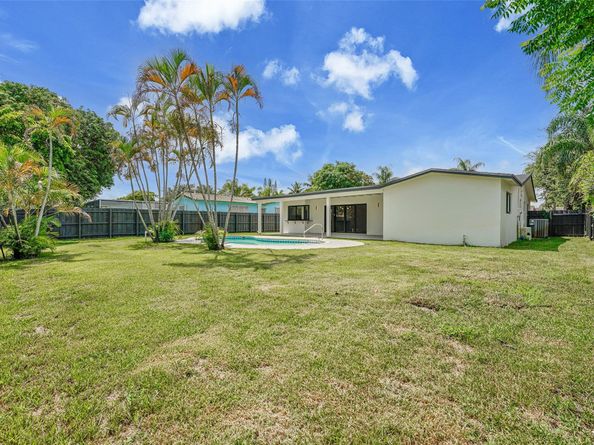 5512 Cleveland St, Hollywood FL 33021