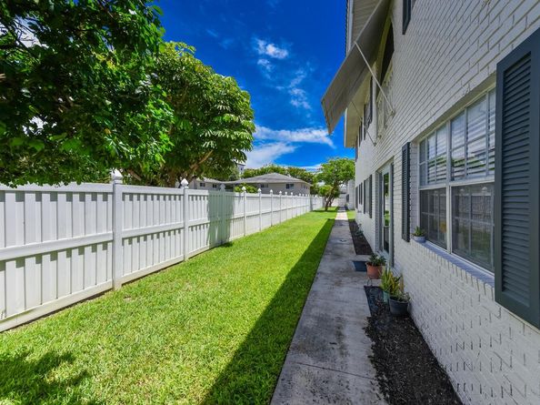 298 SW 6th St 103, Boca Raton FL 33432