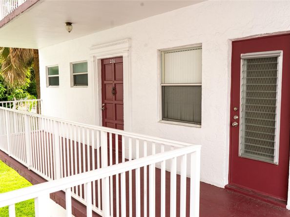 4270 NW 40th St 206, Lauderdale Lakes FL 33319