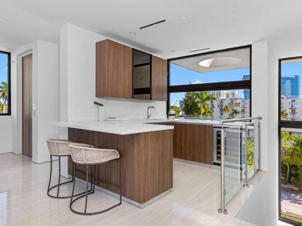 1637 SE 14th St, Fort Lauderdale FL 33316