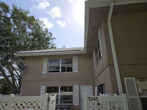1945 Stratford Way, West Palm Beach FL 33409