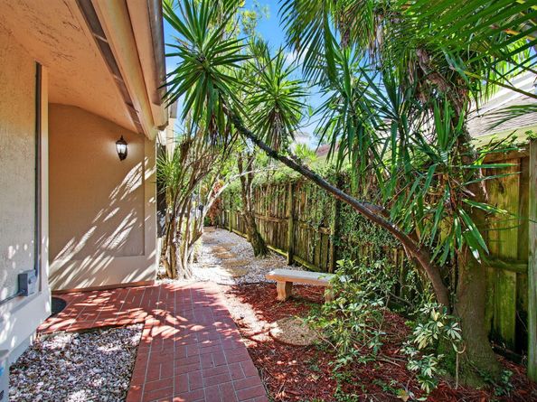 7745 Stanway Place E, Boca Raton FL 33433