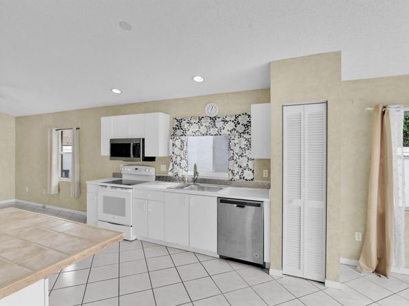 Undisclosed Address #RX-11123870, Boca Raton FL 33428