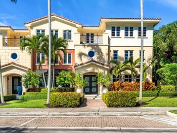 1216 Palm Trail