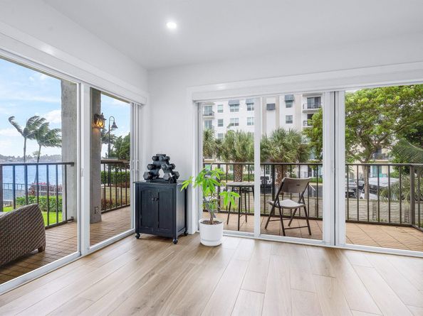 1206 S Lake Drive 203, Lantana FL 33462