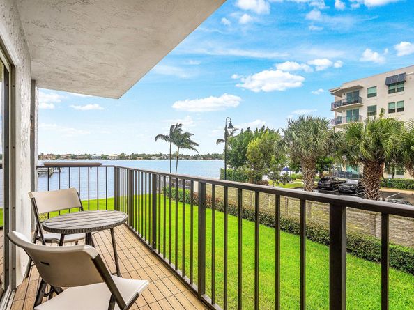 1206 S Lake Drive 203, Lantana FL 33462