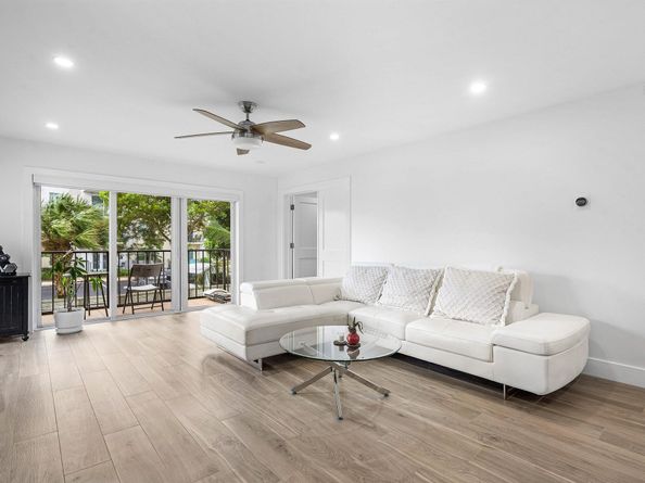 1206 S Lake Drive 203, Lantana FL 33462