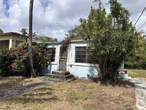 2161 NW 50th St, Miami FL 33142