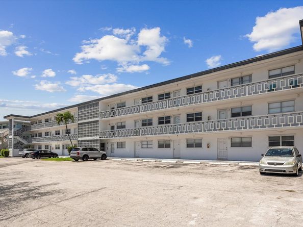 467 Golden Isles Dr 206, Hallandale Beach FL 33009