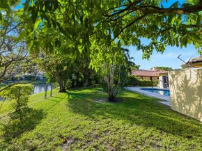 11060 Lakeview Dr, Coral Springs FL 33071
