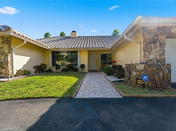 11060 Lakeview Dr, Coral Springs FL 33071