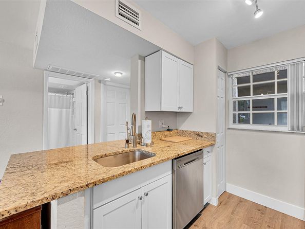 2841 N Oakland Forest Dr 106, Oakland Park FL 33309