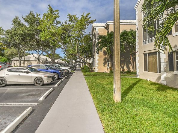 2841 N Oakland Forest Dr 106, Oakland Park FL 33309