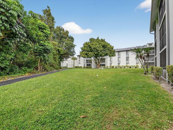 1009 Green Pine Boulevard F1, West Palm Beach FL 33409
