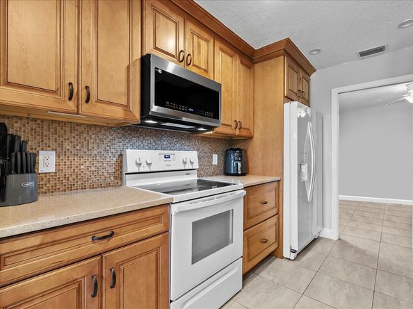 400 Crosswinds Drive B1, Greenacres FL 33413