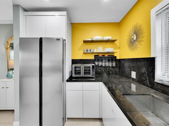 1581 NE 34th Ct 215, Oakland Park FL 33334